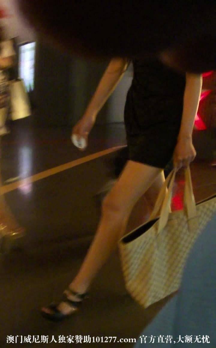 电影院黑色连衣裙清秀美女【11P】