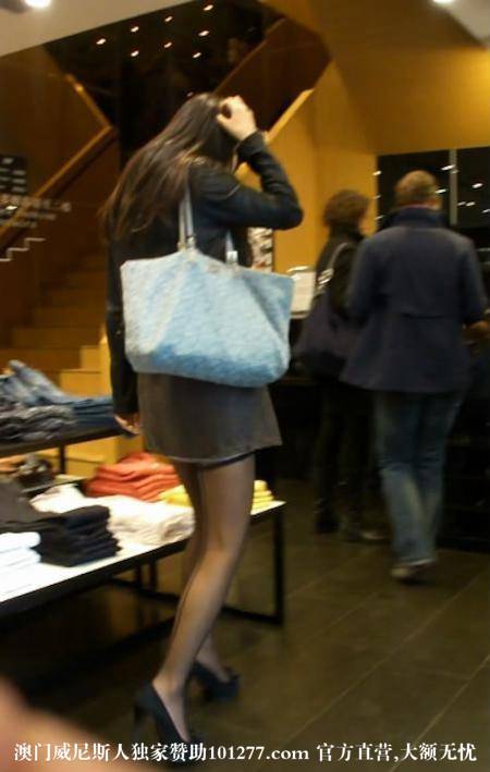 身材爆好的极品美女黑丝美腿【11P】