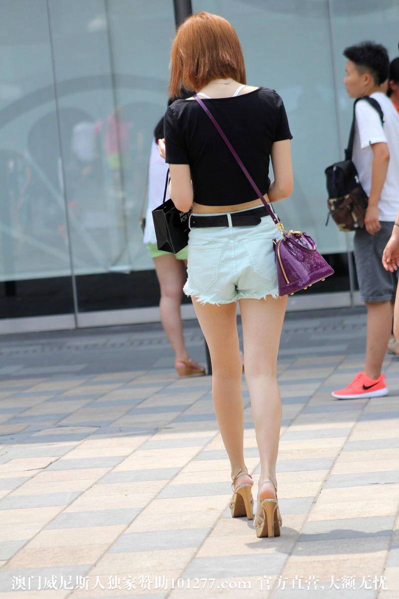 街拍牛仔热裤美腿小妹妹身材完美【11P】