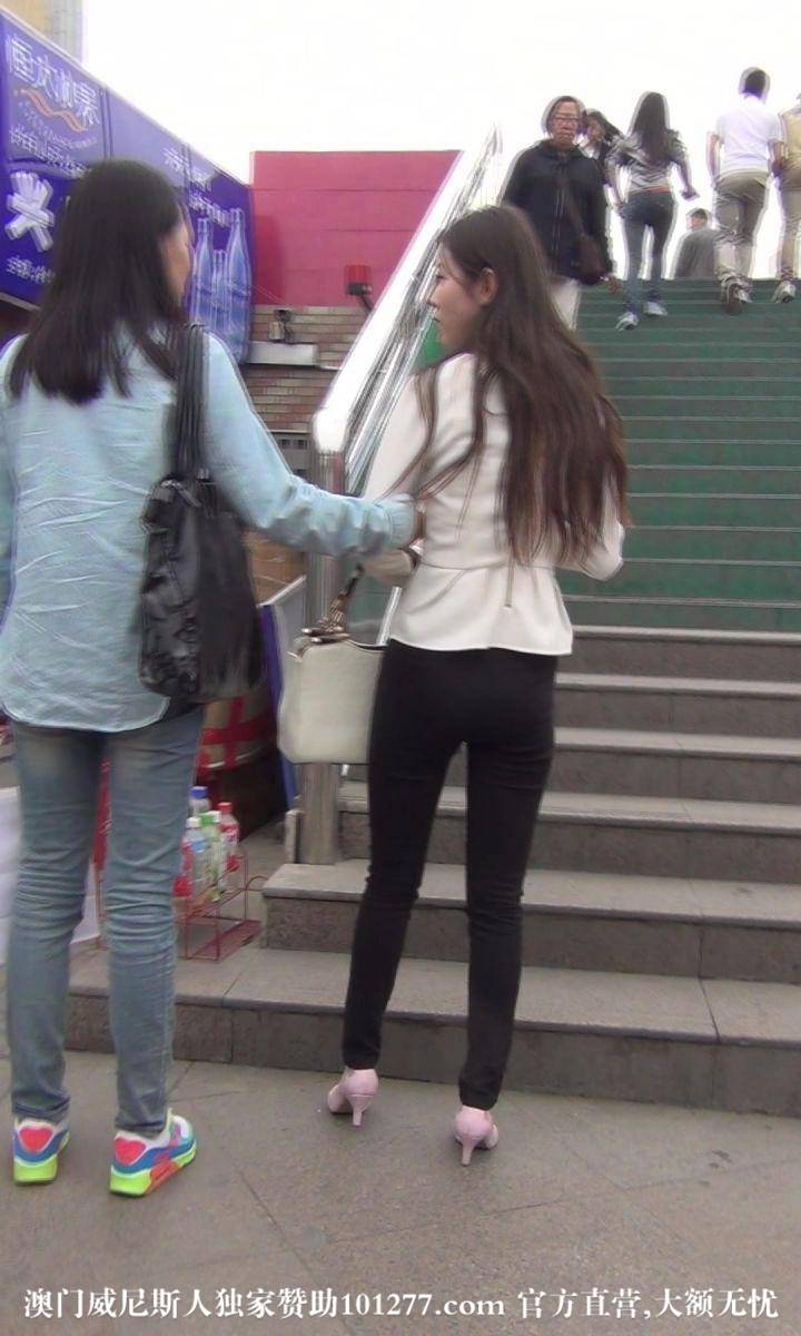 身材长相气质俱佳黑色紧身裤美女【11P】