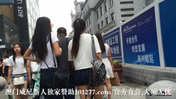 一路跟拍两个年轻美眉