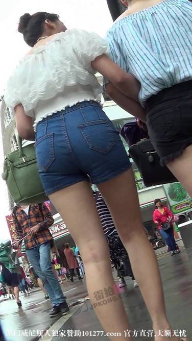 身材好颜值高的两个热裤美眉边走边拍【10P】