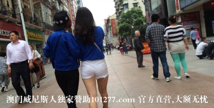 时尚的白热裤小妹【13P】