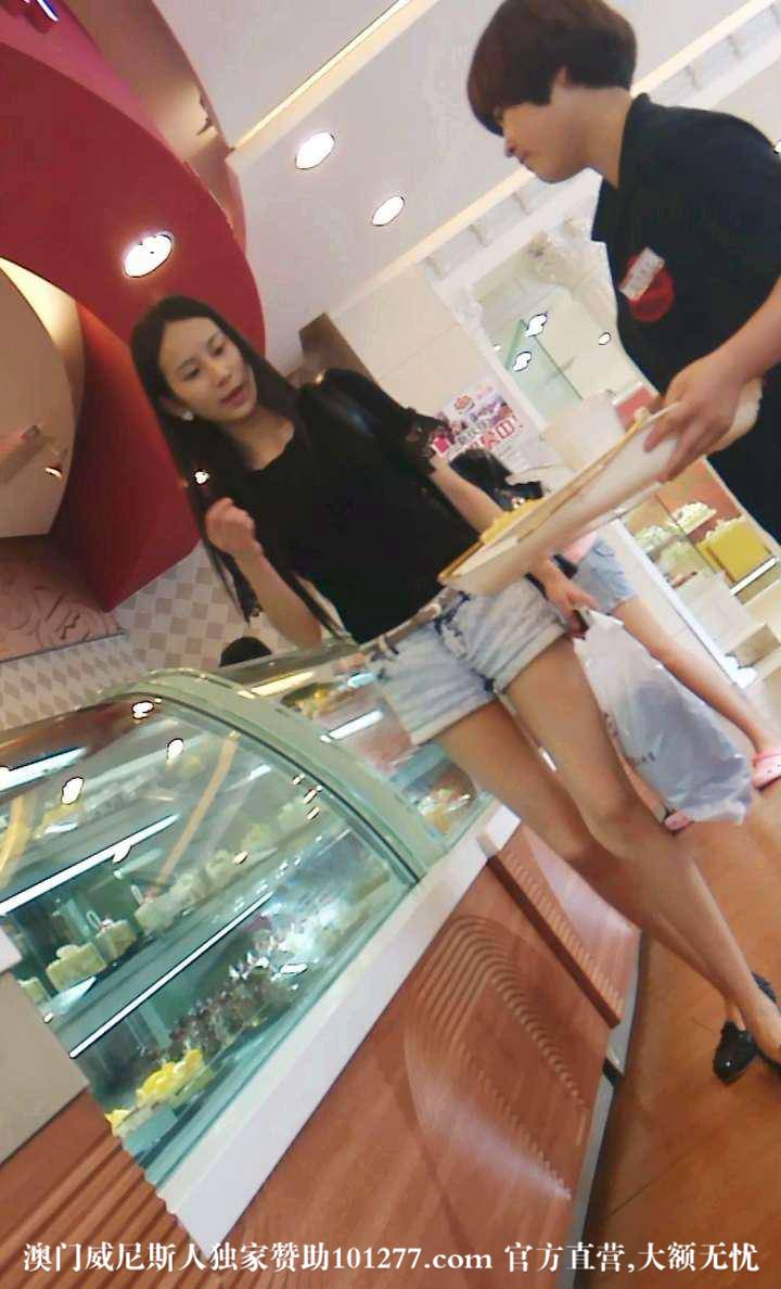 面包店身材超好的极品美女【11P】