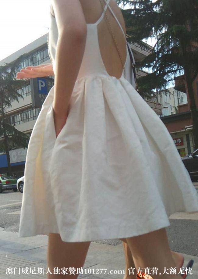 白裙露背的性感妹子【14P】