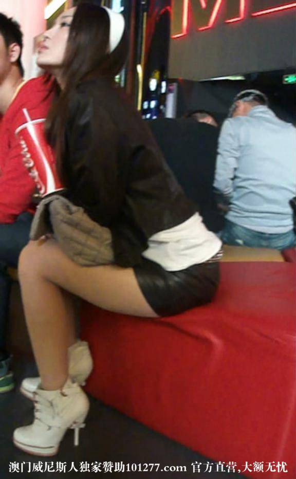 白色高跟黑色紧身包臀皮裙美女【8P】