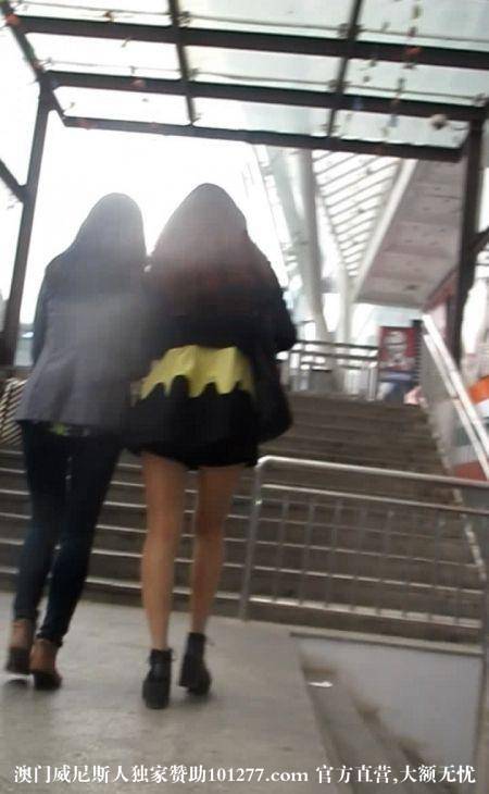 商场逛街买衣服的漂亮气质美女【10P】