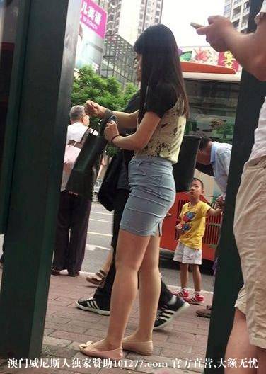 等公车的短裙包臀美眉【14P】