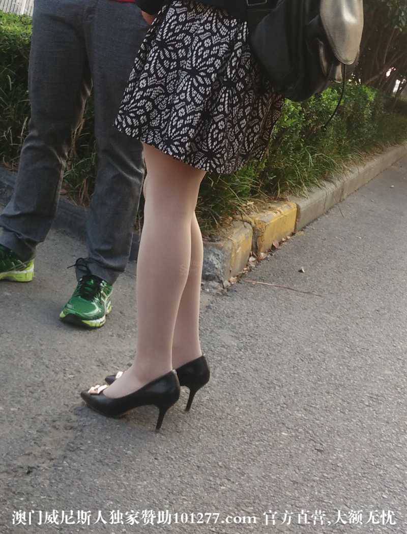 路边等车的高跟鞋小短裙少妇【12P】