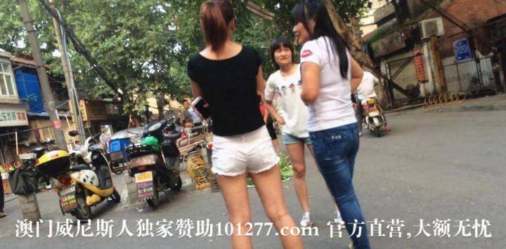单纯的黑衣白热裤小妹【13P】