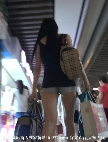 白色高跟鞋美眉的裤子实在太短了【10P】