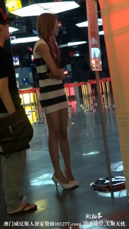 黑白条纹包臀裙长腿美女