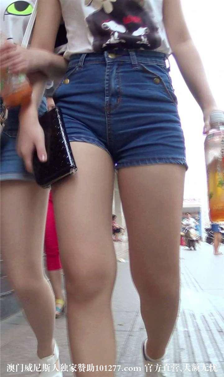 随跟拍两位性感丰满翘臀热裤美女MM【12P】