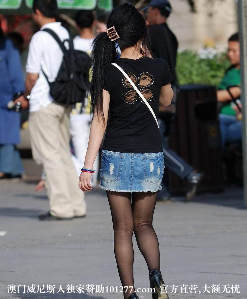 广场上的美女喂鸽子【12P】