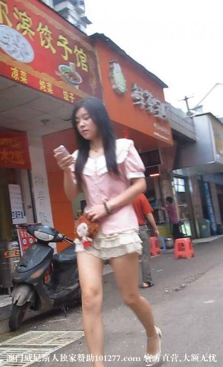 白色超短裙清纯漂亮美眉【9P】