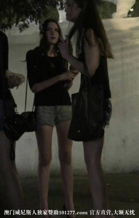 红色包臀裙翘臀的外国大美女【11P】