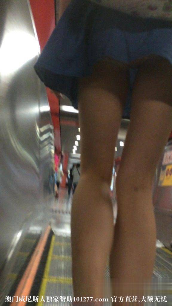 背背包的小妹妹裙底偷拍【10P】