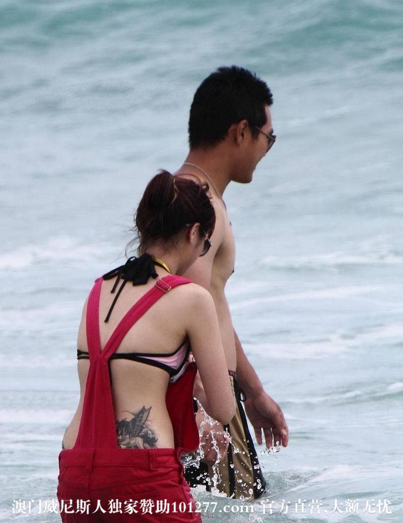 浴场里的墨镜美眉【10P】