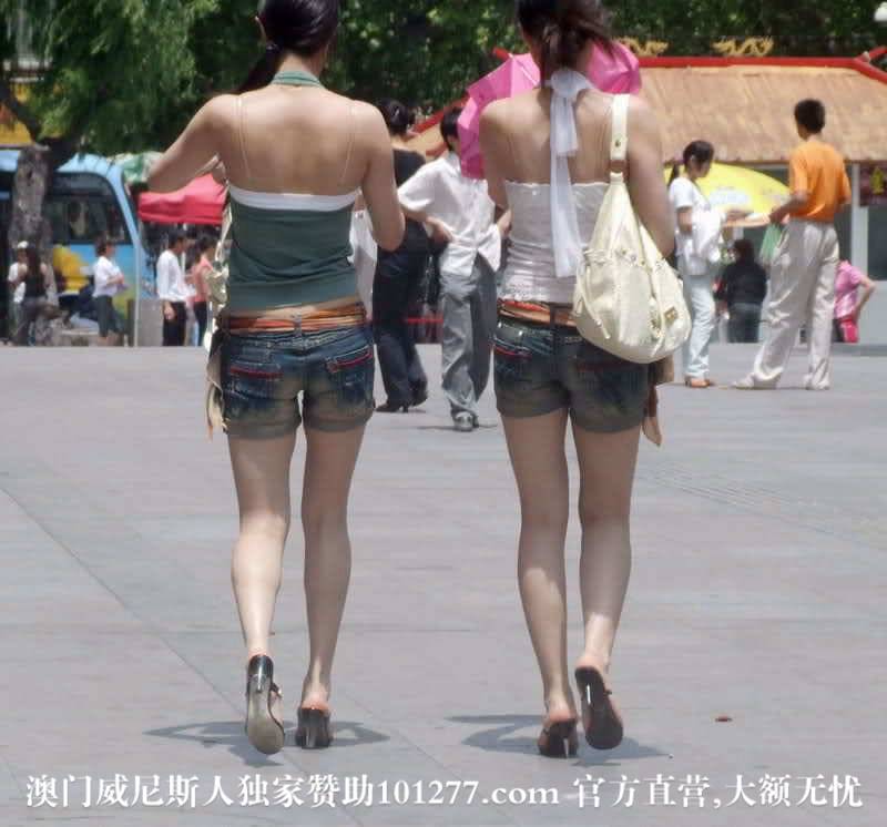 2个露背装的妹子小屁股也很翘【8P】