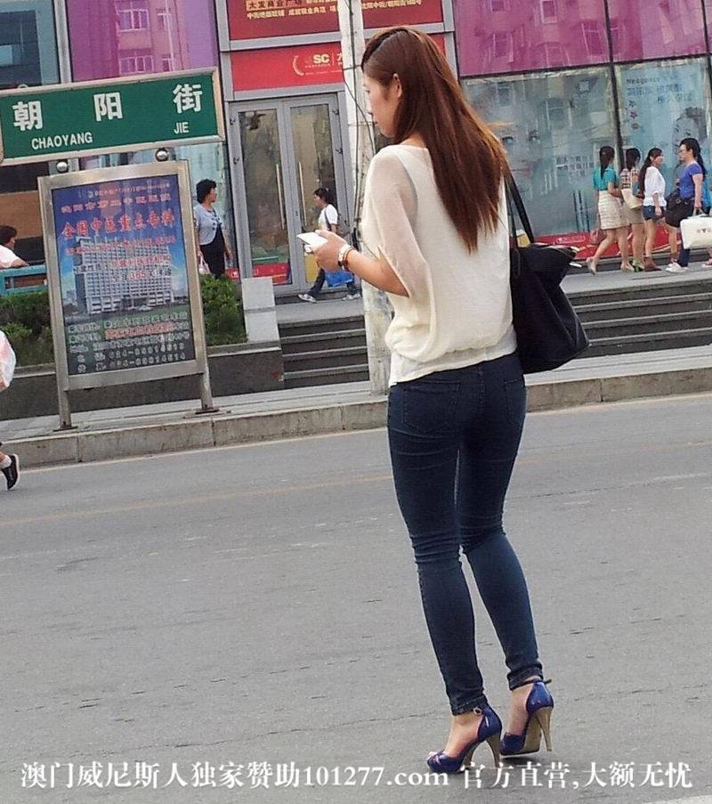 街拍的紧身牛仔裤美女,绝对是性感美腿【11P】