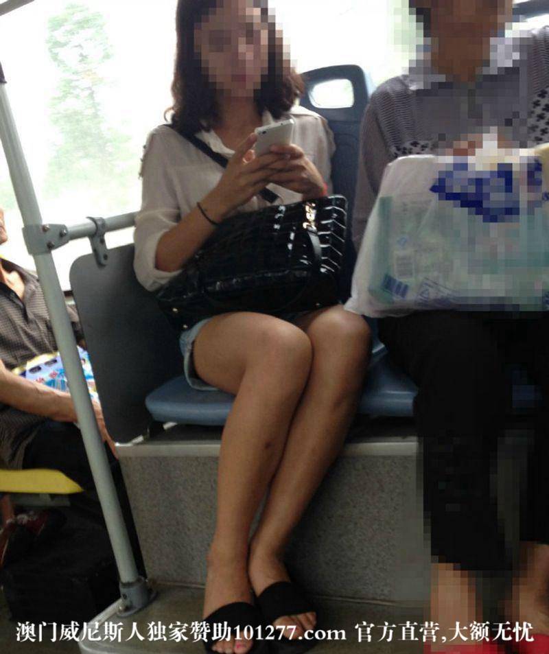 跟拍全身白嫩的大腿少女【10P】