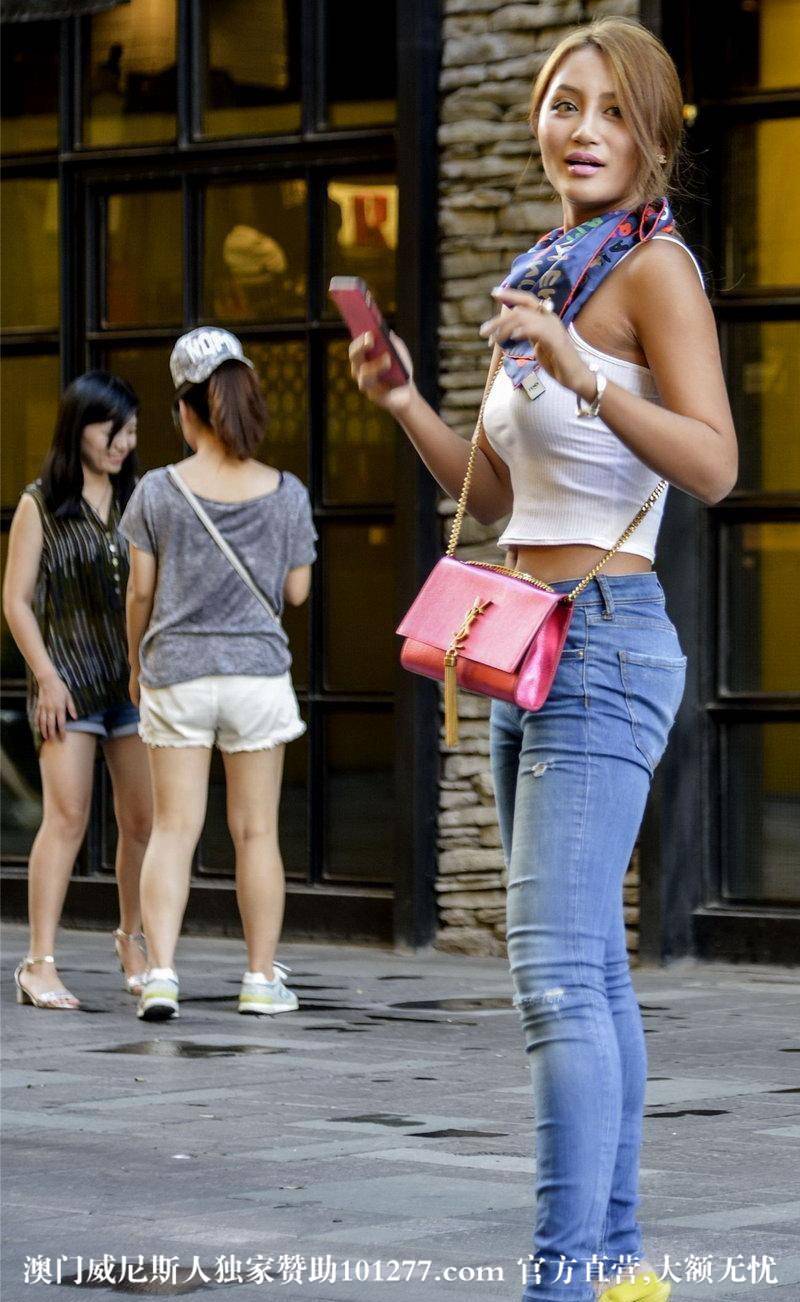 逛街的性感时尚牛仔辣妹【11P】