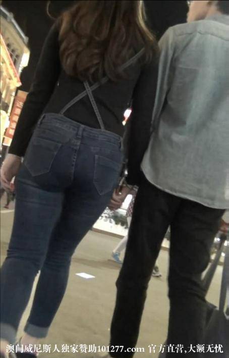 背带紧身牛仔宽臀美眉【8P】