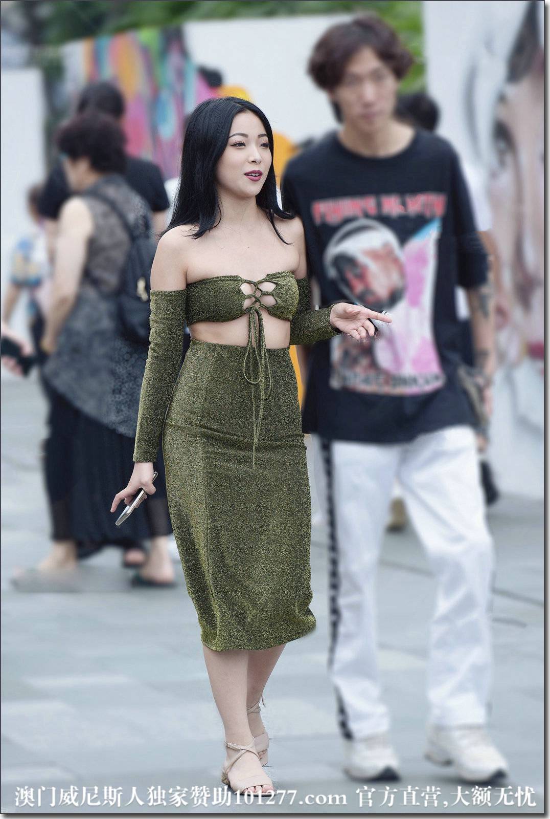 人群中，发现了你们、低胸吊带，抹胸裙、小姐姐的胸器会杀人【16P】