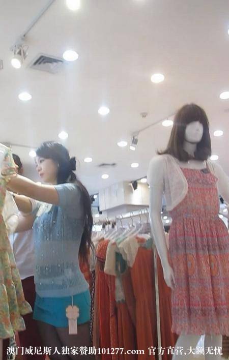 服装店里的蓝色超短裙黑丝MM【10P】