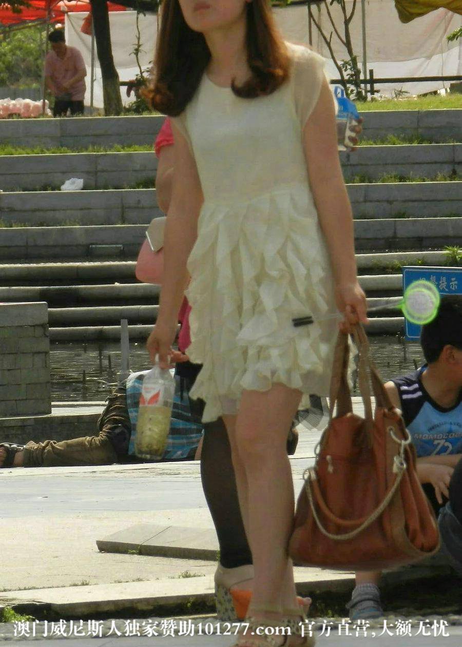 河边少妇渐露春光 【10P】