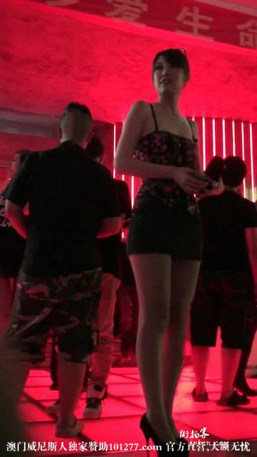 短裙长腿花花小背心