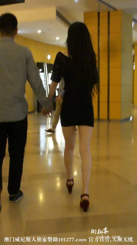 黑色包臀短裙，屁股扭的真骚