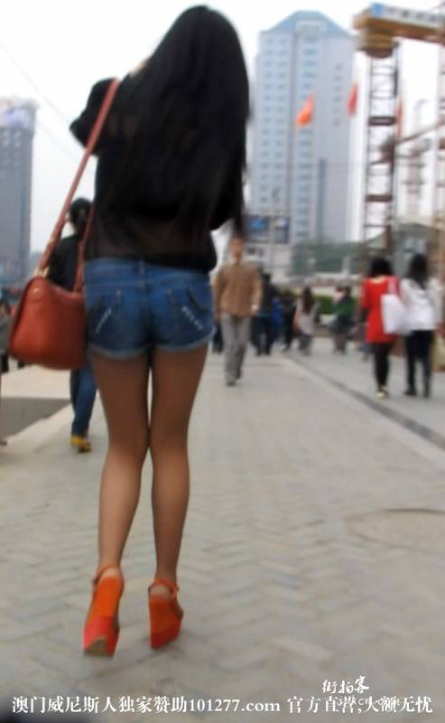 两个极品美女，咖啡丝和网袜你喜欢哪一个呢？