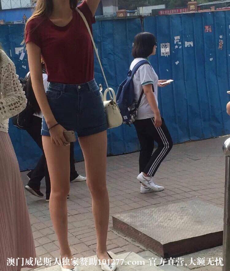 正在玩手机的超级长腿美女【10P】