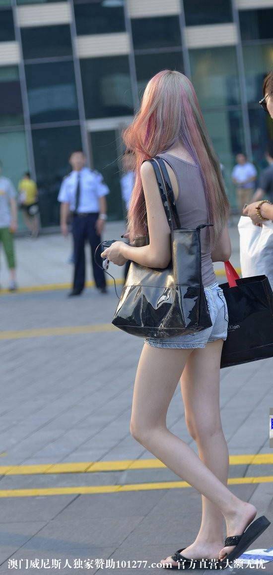 墨镜紧牛美眉 【10P】