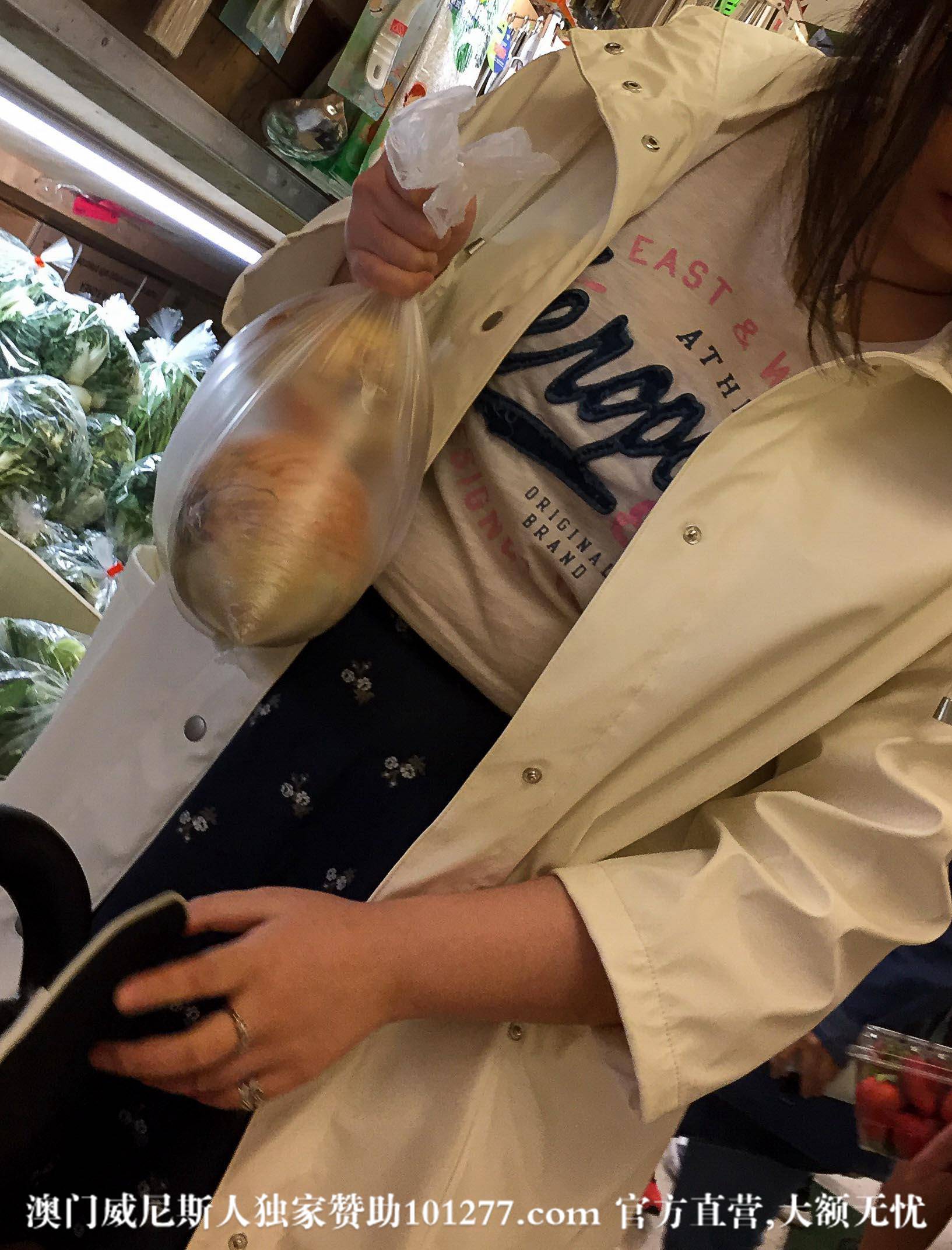 街边小店儿里保养得不错的少妇【10P】