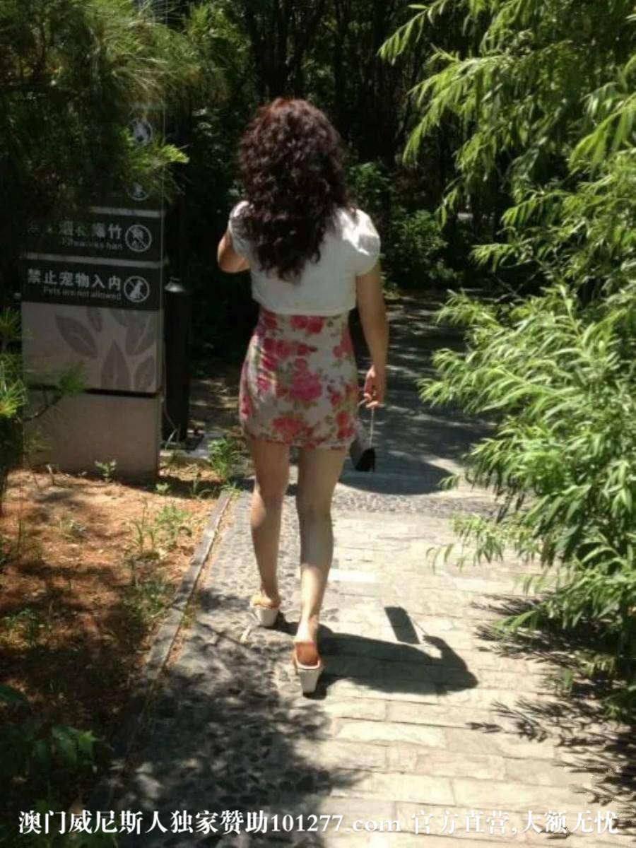 女友公园一偏僻角落玩露出【15P】