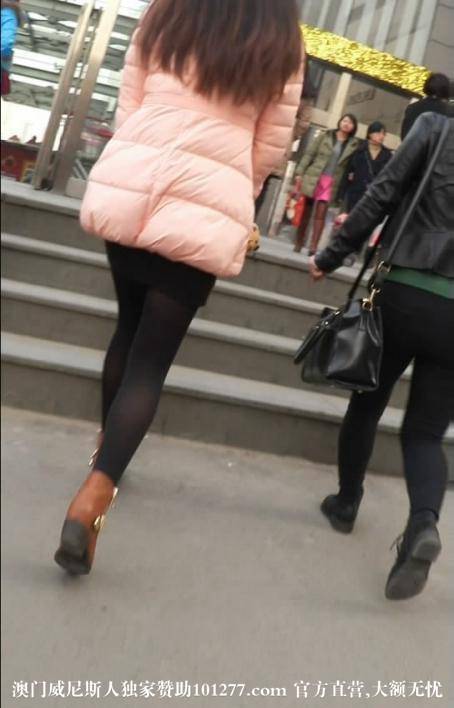 漂亮美眉的黑丝很闪亮【9P】