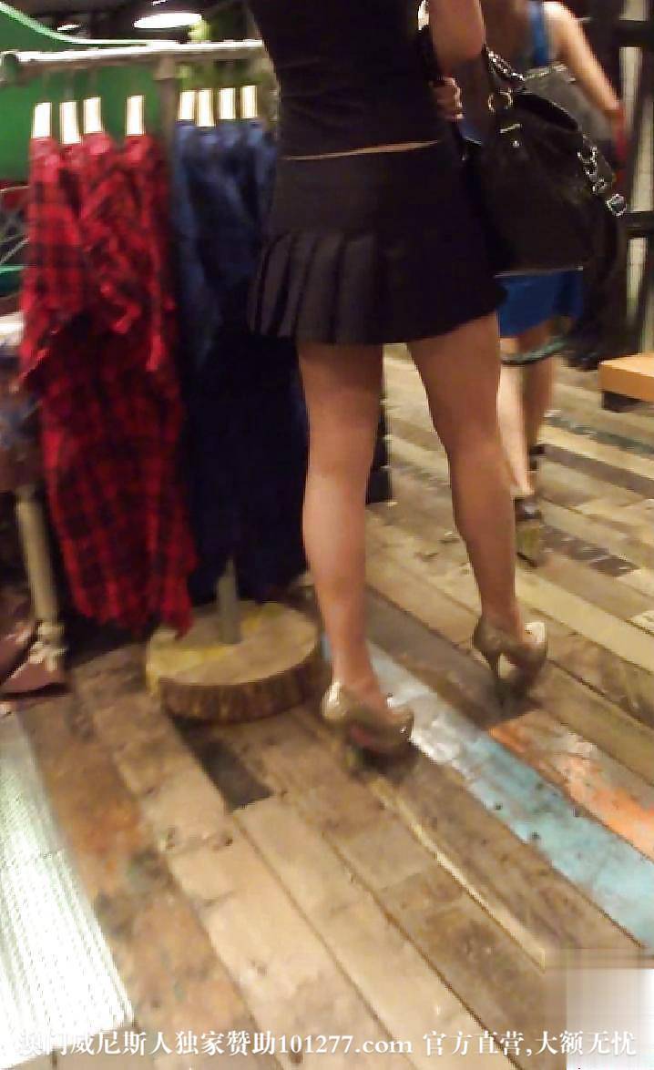 黑衣美女紧跟，终于被我逮到机会，抄她裙底【14P】