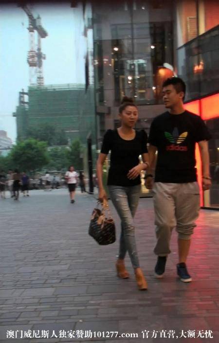 修身的带洞洞的牛仔裤美女【15P】