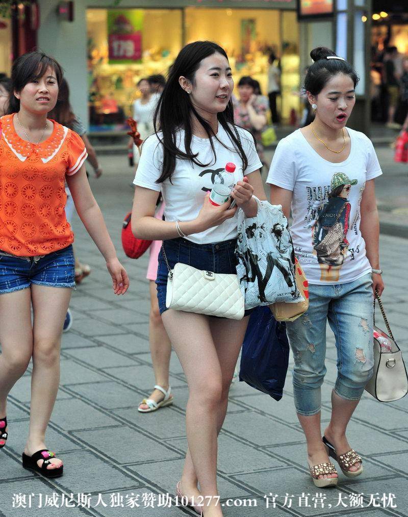 商业街拍到的大脸女【12P】