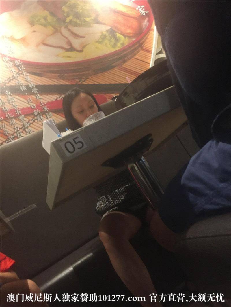 座椅对面美女性感的大腿【17P】