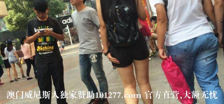 背着小包包的可爱黑热裤小妹【15P】