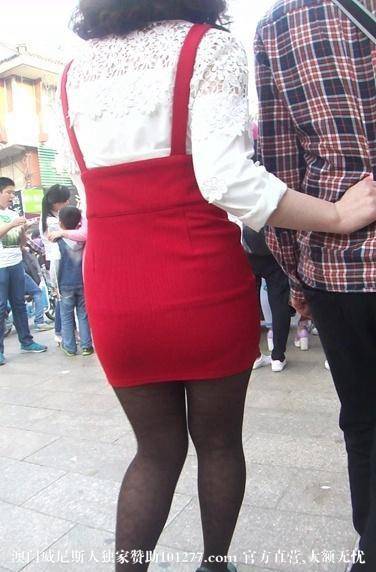 花纹黑丝包臀裙美眉【8P】