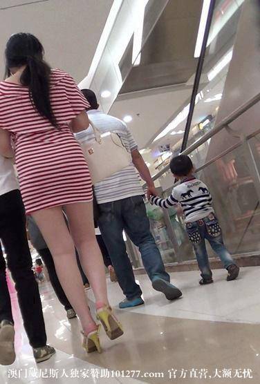 年轻美眉超短包臀裙显露白嫩长腿【12P】