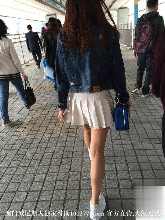 青春活力很有学生味道，裙下一定很嫩【11P】