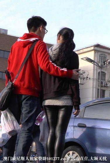 被男友搂抱的极品皮裤美眉【12P】