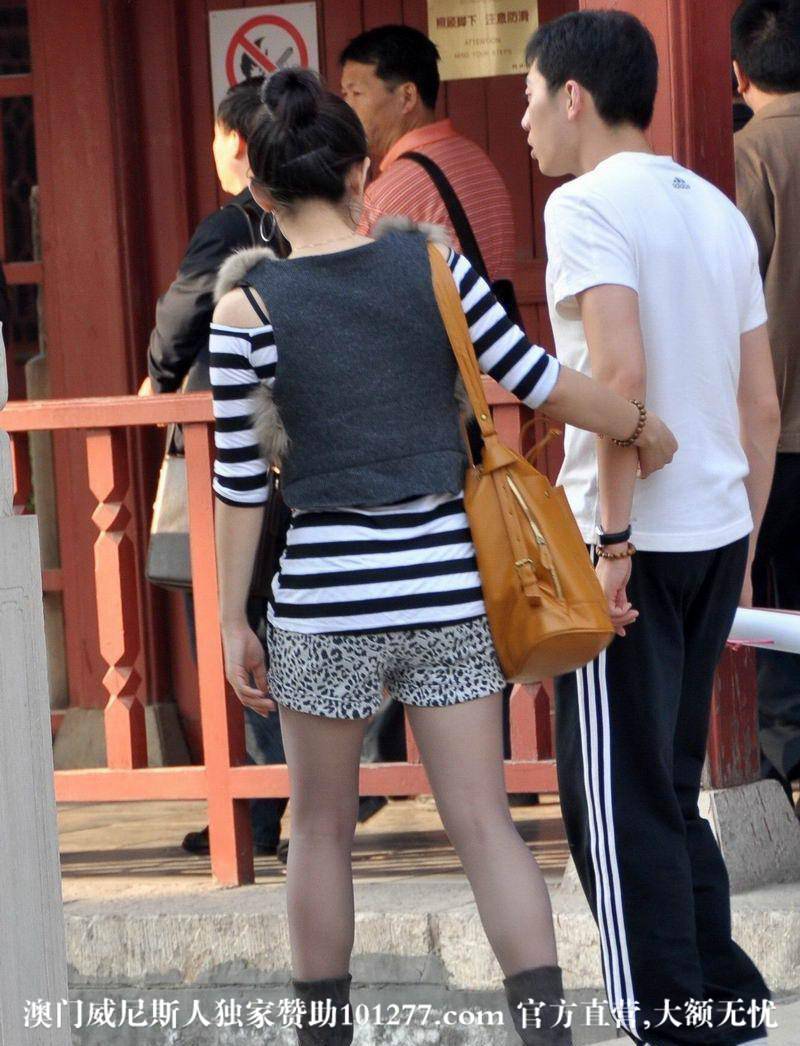 牛仔短裤肉丝美眉【11P】