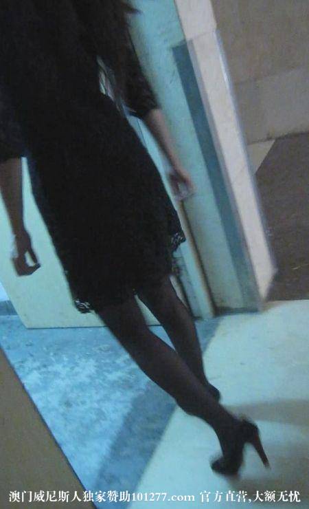 美女现场试穿黑丝袜，超级性感！【12P】