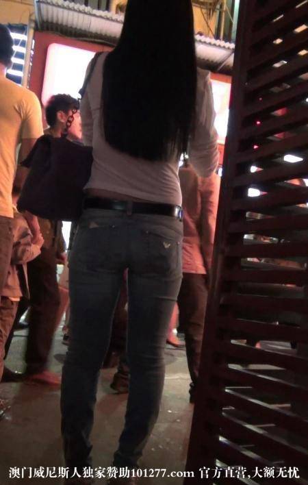 一个不错的丰满翘臀紧身牛仔裤美女【10P】